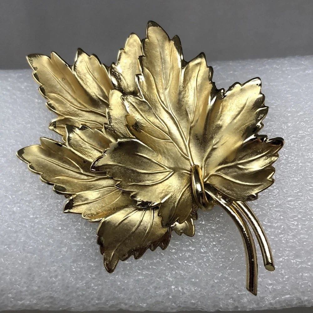 VINTAGE CORO GOLD LEAVES BROOCH